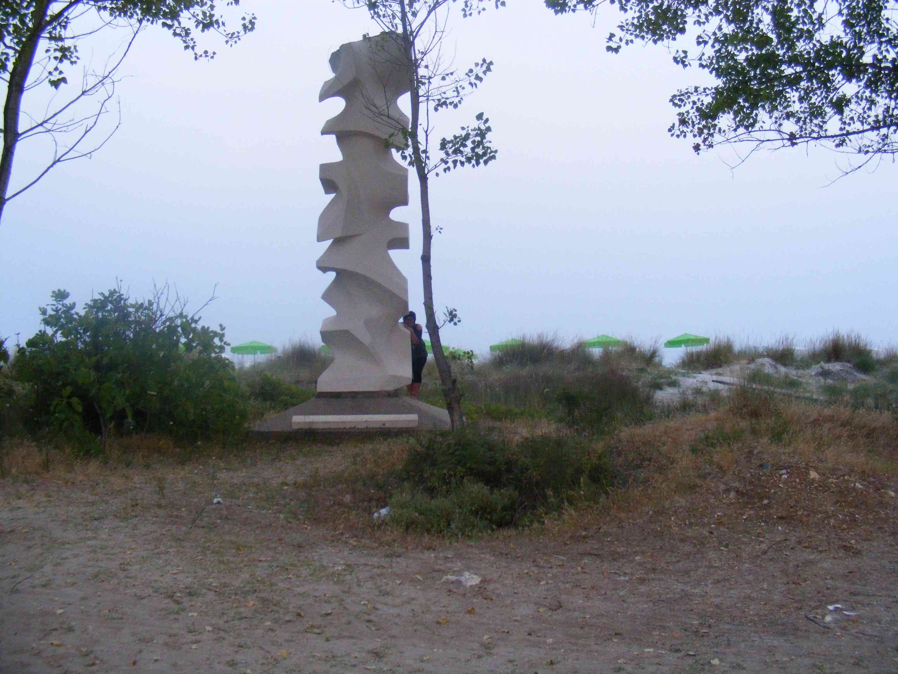 mramorová socha pri pláži.JPG